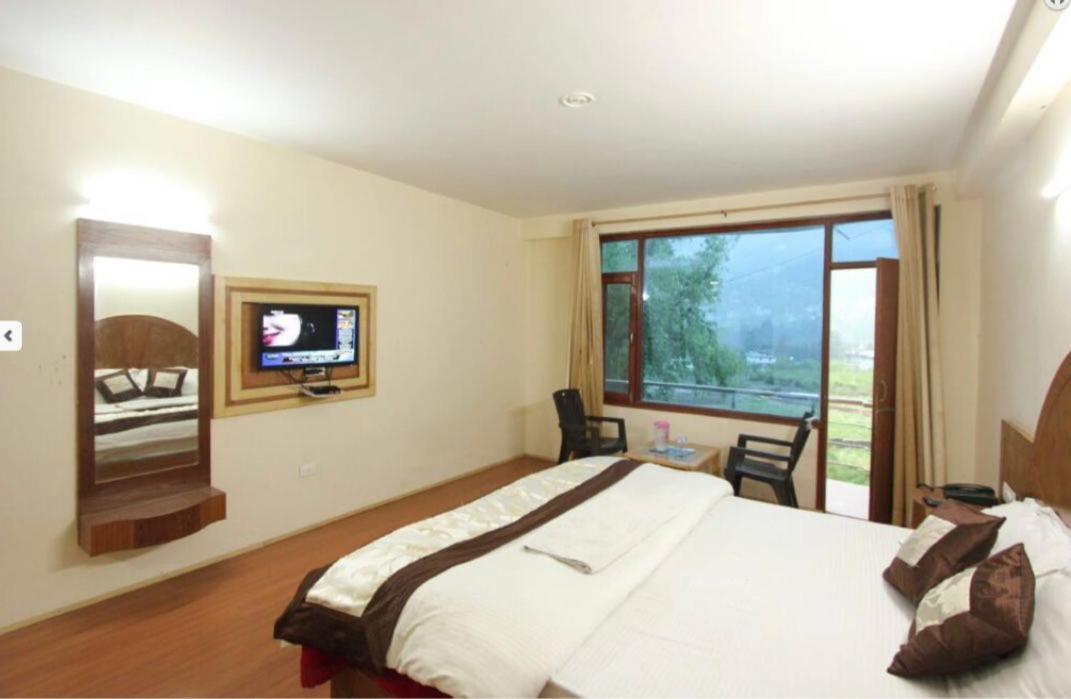Hotel Devlok Inn Manāli Екстериор снимка