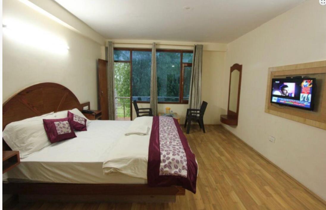 Hotel Devlok Inn Manāli Екстериор снимка
